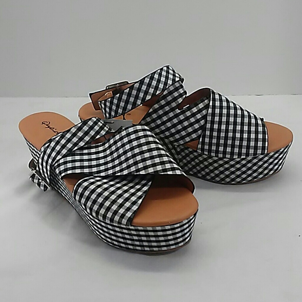 New Womens sandals size 5 1/2 with 2 1/2 heel